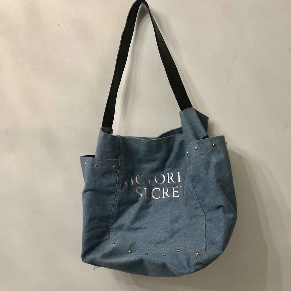 Victoria’s Secret Bolso de Gimnasio Denim Bolso de Hombro Bolso Tono Dorado Tachuelas Viaje Playa Foto 3 de 4