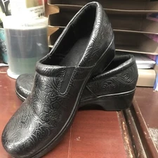 Women's YUU Memory Foam Black Bethanee Embossed Slip On Clogs Size 8.5 M