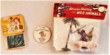 3 ORIGNL 1950-60s ANTIQ NOVELTY TOYS: AFRICAN PLAYSET NIXON PENNY, FLY PIN MINT