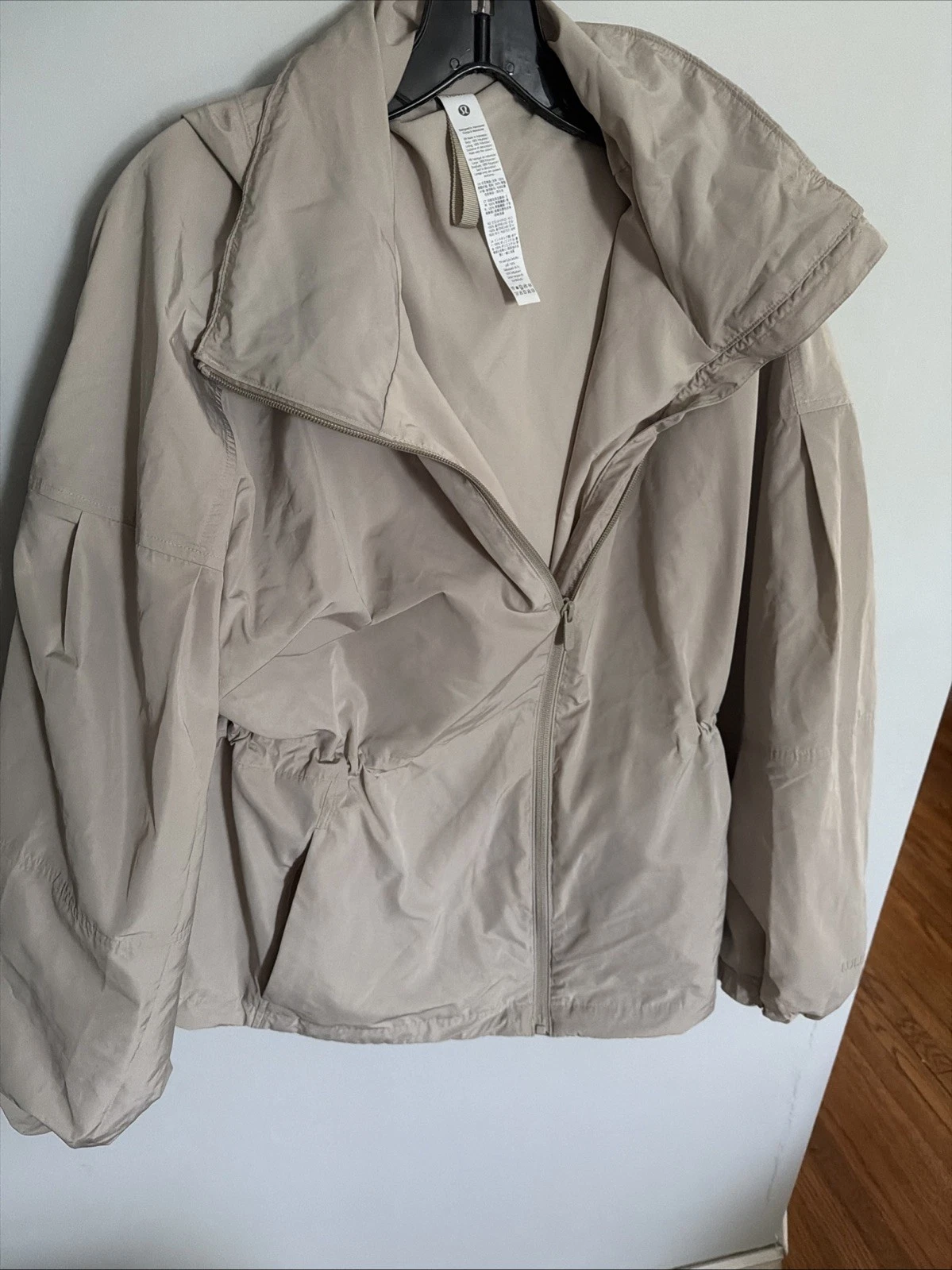 Lululemon Hooded Rain Jacket Women Size 8 New