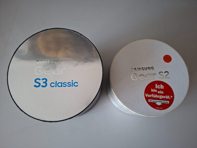 Samsung Gear S2 und 2x Samsung Gear S3 Classic mit Metallband