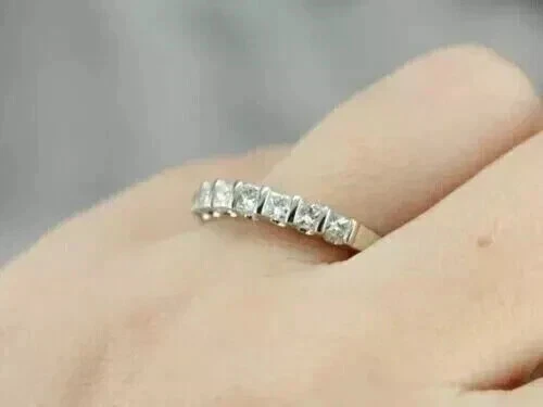 Anillo de eternidad de boda de diamantes simulados de corte princesa de 2 quilates enchapado en oro blanco de 14 k Foto 4 de 4