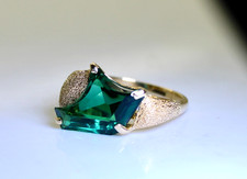 Gorgeous 14K Gold Ladies Uniquely Cut Green Gemstone Ring, Size7, 4.2 Grams