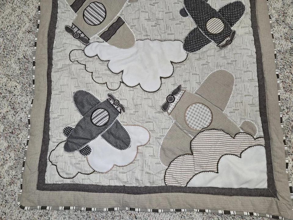 Cobertor de bebê CoCaLo edredom bronzeado creme marrom cinza 32x41” nuvens aviões - Imagem 4 de 4