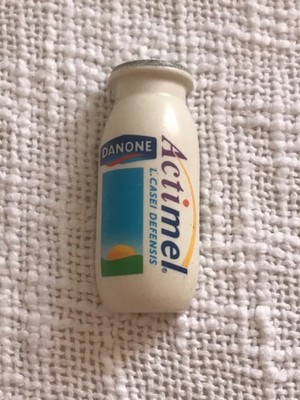 Magnet H 5,6 cm   B 2,4 cm Werbeträger Danone Actimel Kühlschrankmagnet Flasche