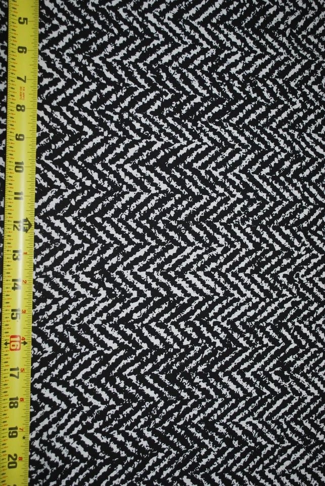 Tejido Rayón Crepe Fibra Natural Negro y Natural Chevrron Estampado Zig Zag Foto 2 de 4