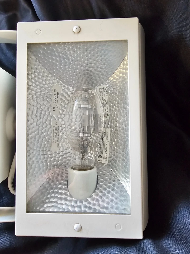 Juno Lighting accesorio de exhibición comercial usado bombilla de halogenuros metálicos incluida Foto 4 de 4