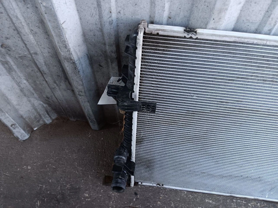 10-19 Jaguar X351 XJL XF Engine Motor Cooling Radiator Assembly C2D38735 OEM - Image 4 of 4