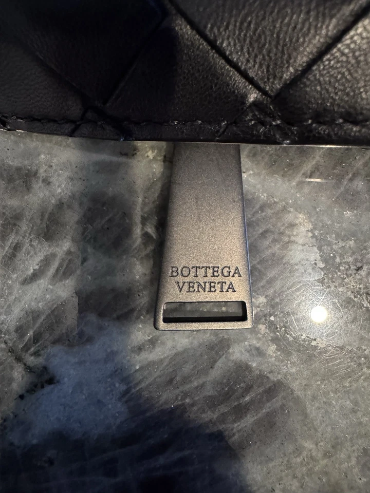 Auténtico bolso cruzado Bottega Veneta negro con cuero y nailon Intrecciato Foto 2 de 4