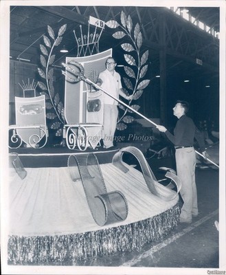 1965 Seattle Seafair Parade Float Designers John Derringer Lee Carter Photo 8x10