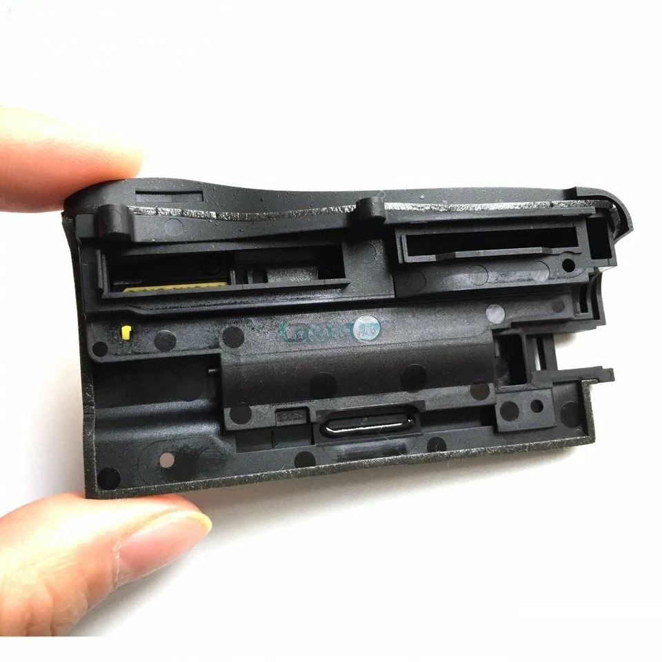 NUEVO Para Nikon D500 Tarjeta de Memoria SD Cubierta Tapa Puerta 11U94 Cámara Repuesto Foto 2 de 3
