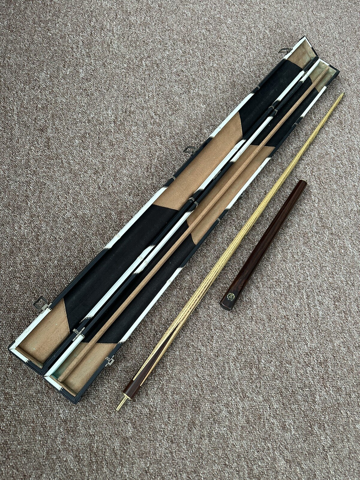M B S (master Billiard Supplies)57" 3/4 Piece Snooker Cue with Case