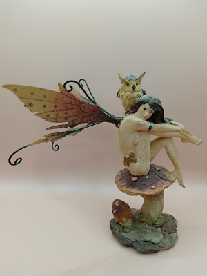 Fee sitzend mit einer Eule auf Pilz Fantasy Figur 19 cm groß
