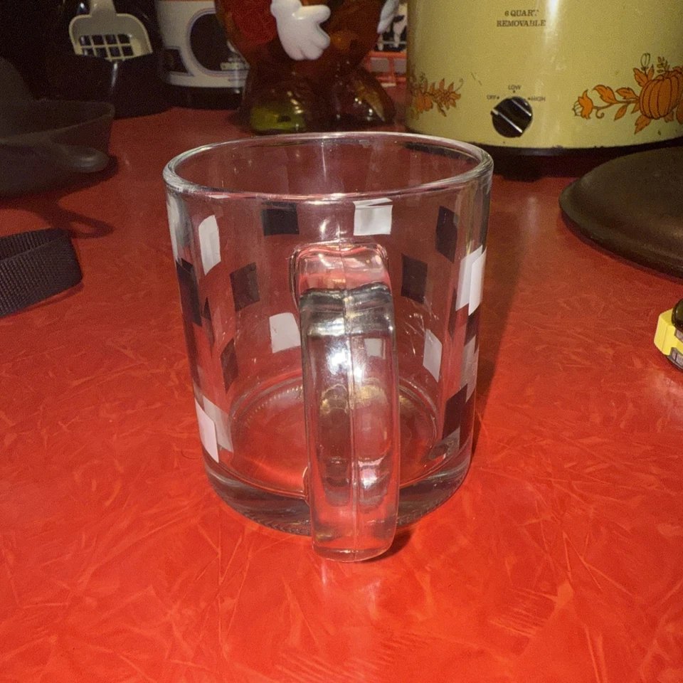 Taza de café vintage de vidrio a cuadros de finales de siglo hecha en EE. UU. Foto 2 de 4