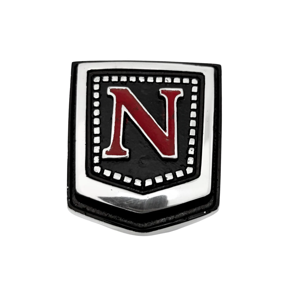 Emblema insignia delantera y trasera Nissan Urvan E23 1980-1986 en metal Foto 3 de 4