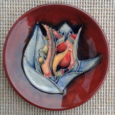 4,5" MOORCROFT - ROTE TULPENNADELSCHALE - SALLY TUFFIN