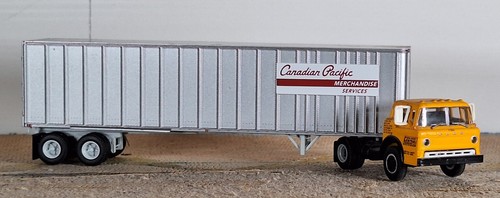 1/87 Athearn NYC Ford C600 with Canadian Pacific 40' Fruehauf Z-Van Trailer