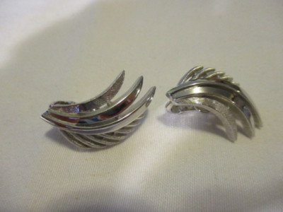 CROWN TRIFARI Silvertone Leaf Clip Earrings w/Smooth & Brushed Texture 1 1/4'' 
