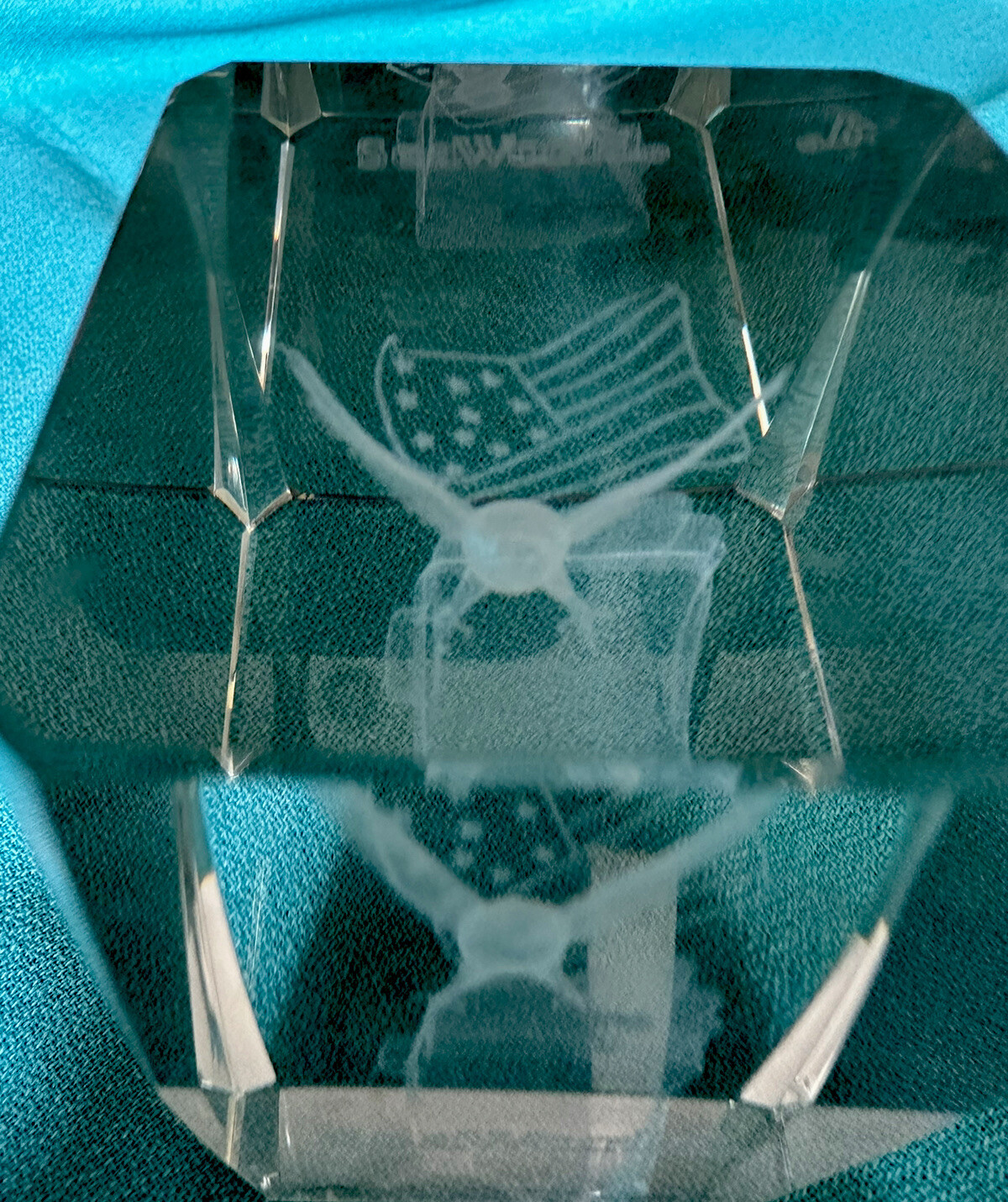 SEAWORLD LASER ETCHED CRYSTAL GLASS CUBE BLOCK PAPER WEIGHT “AMERICAN ...