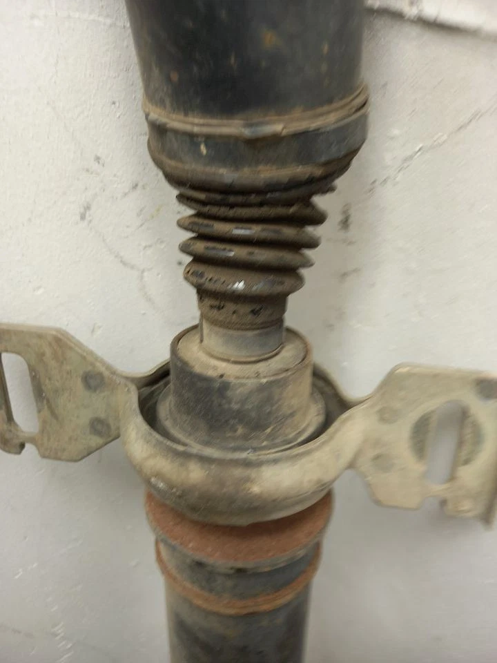 06-18 TOYOTA RAV 4 REAR DRIVE SHAFT 4WD - Image 3 of 4