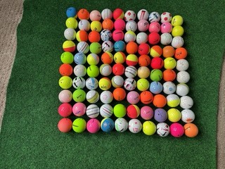 100 pelotas de golf multicolores usadas. Modelos y calidades mixtas