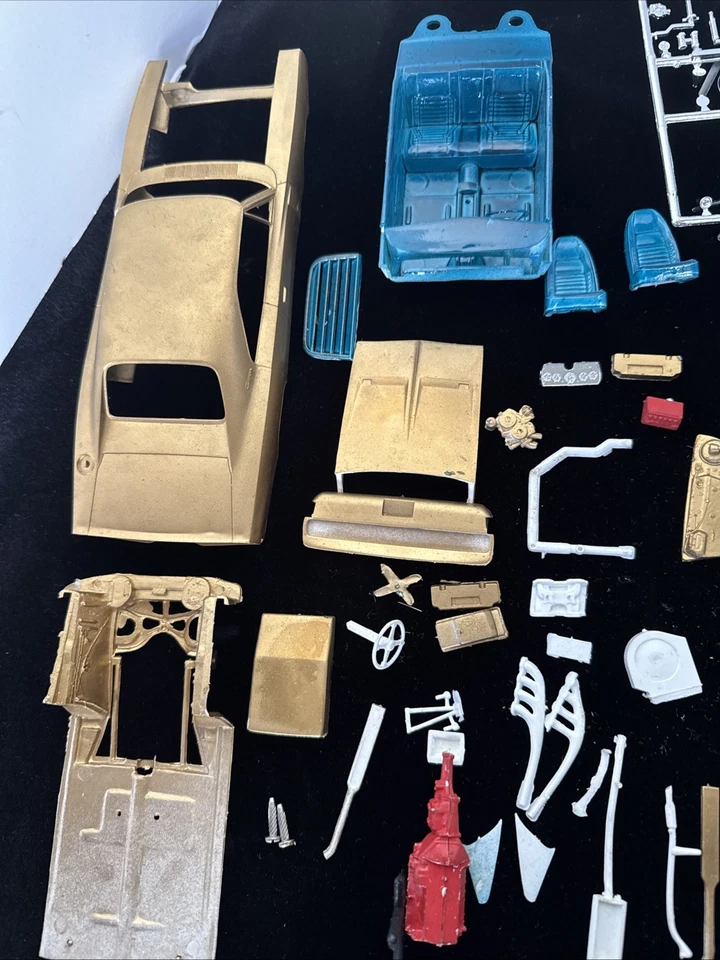 MPC 1970 DODGE CHARGER "R/T" ANNUAL KIT #770-200 AMT 1/25 AMT MODEL KIT - Image 3 of 4