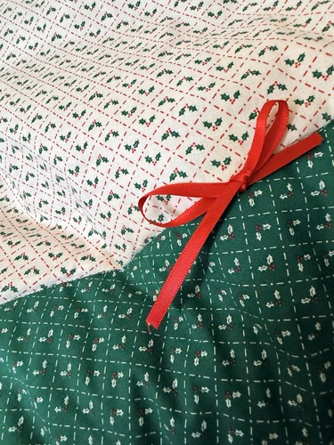 Vtg Handmade Quilted Christmas Tree Skirt 50” Eyelet Lace Edging Holly Berries