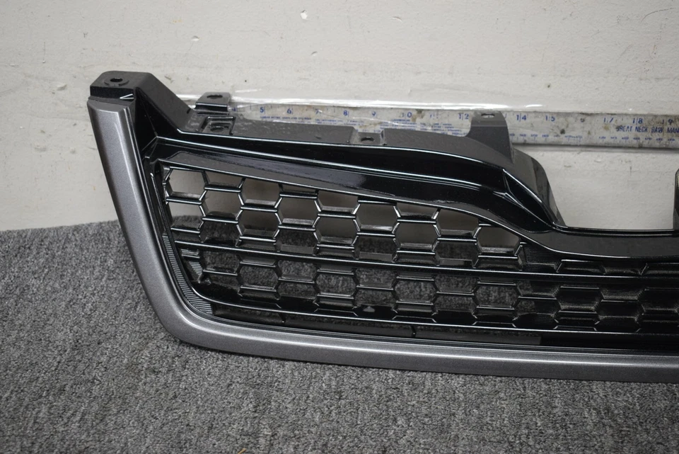 Parrilla inferior delantera Subaru Forester 2014-2015 OEM de fábrica Foto 2 de 4