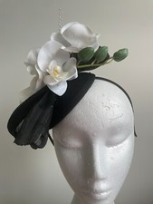 Black headband with silk abaca loop with white flowers