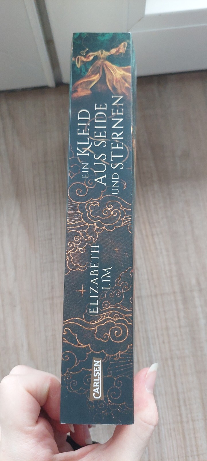 Thumbnail - Ein Kleid Aus Seide Und Sternen (ein Kleid Aus Seide Und Sternen 1)