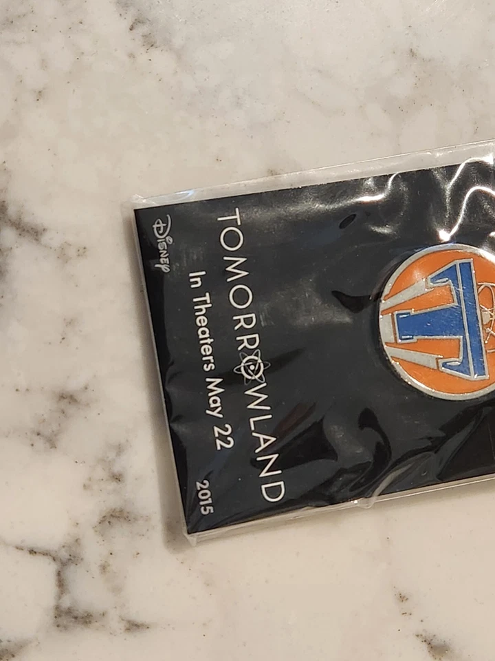 Prendedor promocional Disney's Tomorrowland 2015 Regal Cinemas nuevo sellado Foto 4 de 4