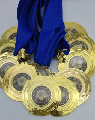 10 x Man of the Match Medaillen mit königsblauen Bändern Gold Fußball Medaille