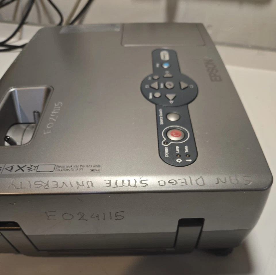 Epson PowerLite EMP-81 LCD Projector 2000 ANSI Lumen 5W Speakers 330H NO REMOTE - Image 3 of 4