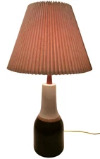 JANE & GORDON MARTZ MARSHALL STUDIOS VINT CER TABLE LAMP W/ORIG TEAK STEM/FINIAL