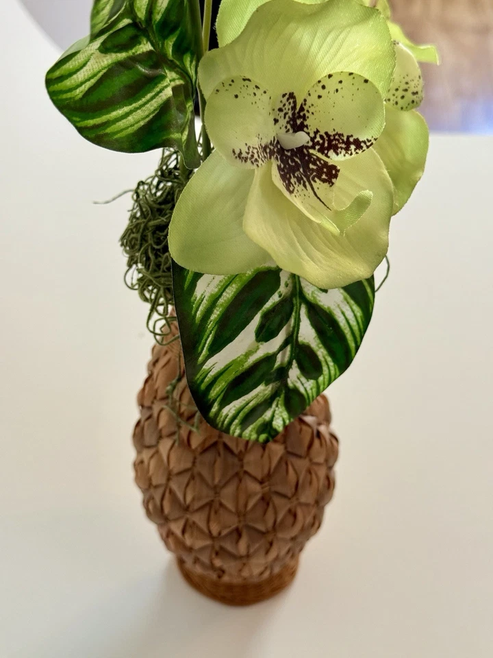 Винтажная искусственная орхидея цветочная композиция в тканой ананасовой вазе высотой 14,5 дюйма - Изображение 4 из 4
