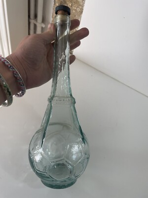 Bouteille en verre en forme de tour eiffel et ballon de football