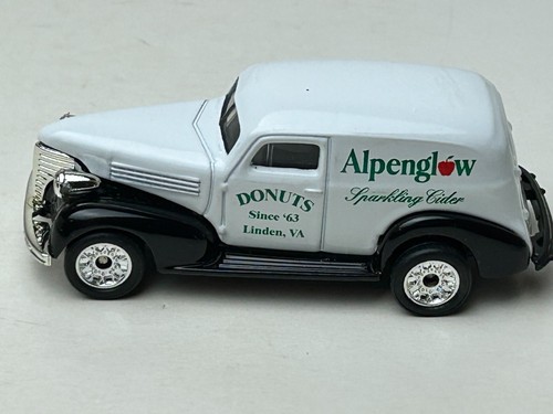 Matchbox AD-Ventures 1939 Chevrolet Panel Truck, Apple House Donuts - Picture 6 of 12