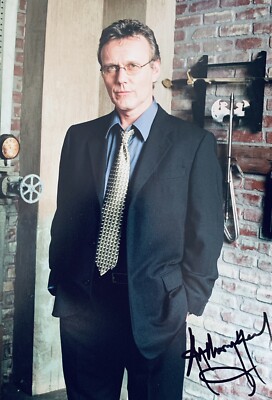 Anthony Head HANDSIGNIERTES 12x8 Merlin Foto *in Person* COA Uther Pendragon