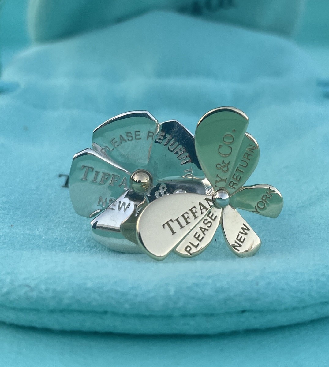Tiffany & Co. ピンク　ケース　ruturn to tiffany ティファニー」から日本限定色のバッグ＆ウオレット 淡いピンク