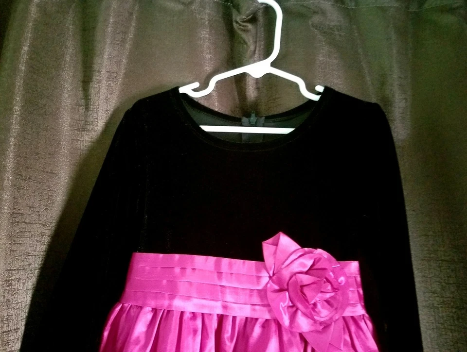 Vestido de inverno Jessica Ann menina tafetá roseta fúcsia, veludo preto, tamanho 5 - Imagem 2 de 4