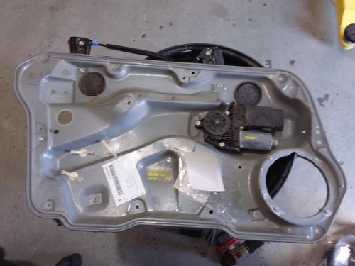 VOLKSWAGEN GOLF LEFT FRONT WINDOW REG/MOTOR 5DR HATCH POWER - REG + MOTOR 09/98-