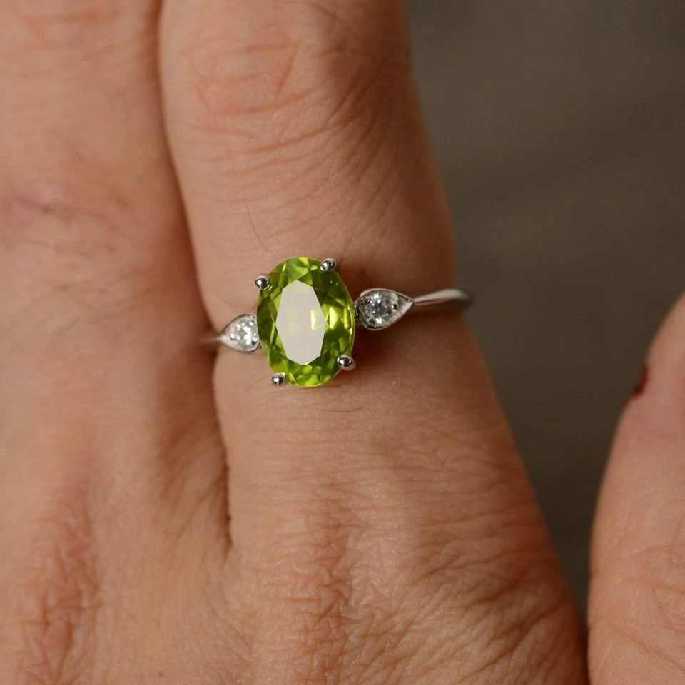 Anel de noivado peridoto verde criado em laboratório 1,5 ct folheado a ouro branco 9k três pedras - Imagem 3 de 4