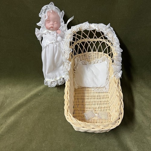 10" Vintage Wind Up Musical Porcelain Baby Doll With Wicker Bassinette - Picture 3 of 5