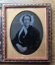 daguerreotype photo in case of a smiling lady with wedding ring 9th plate size