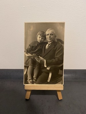 Vintage Postkarte Opa im Anzug mit Enkeltochter, Familie, sehr alt