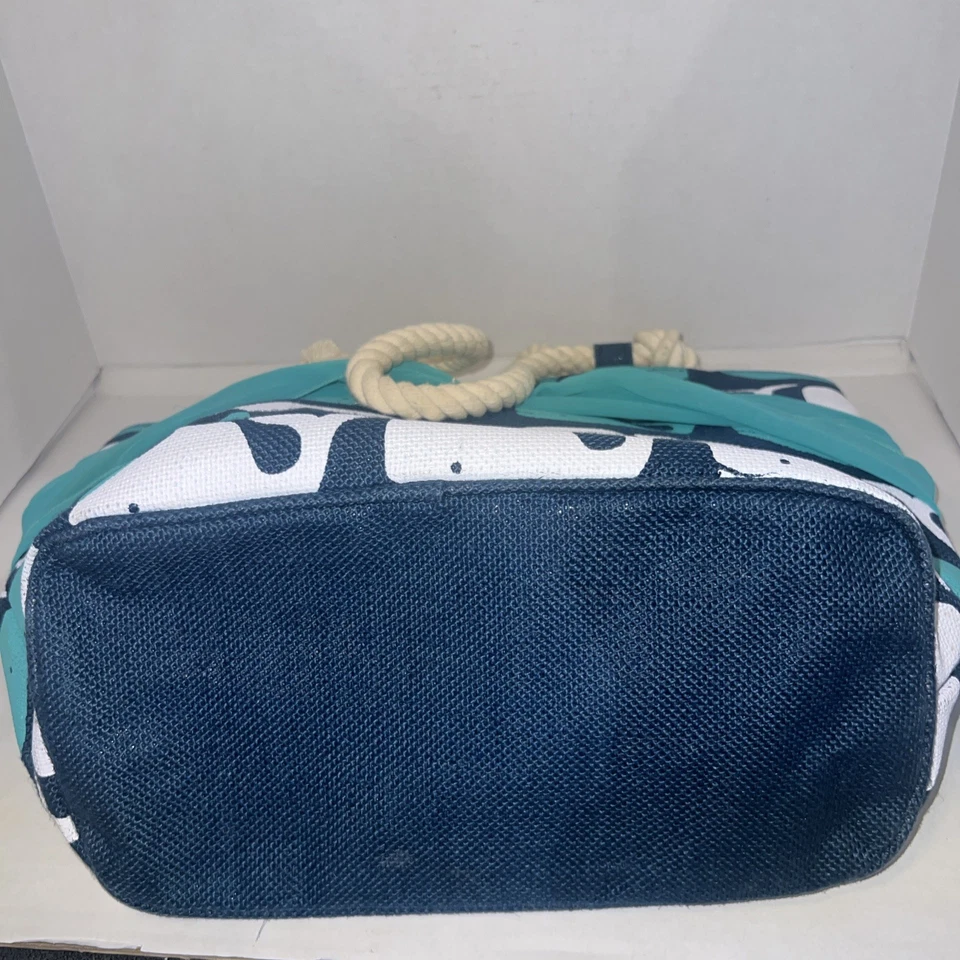 Bolso de Mano Mud Pie Sarong-Along con Tema de Ballenas Azul Marino y Bufanda Verde azulado. Foto 3 de 4