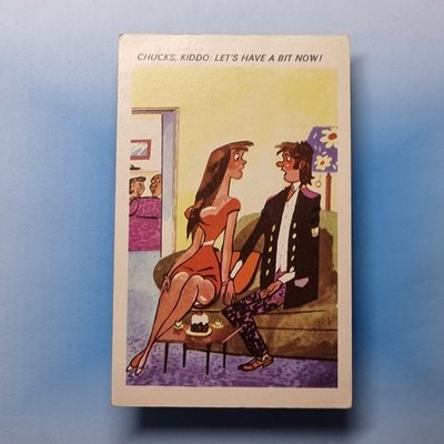 Freche Comic Postkarte um 1965 brünette Brüste umwerben Paar Sofa Kuchen haben ein bisschen