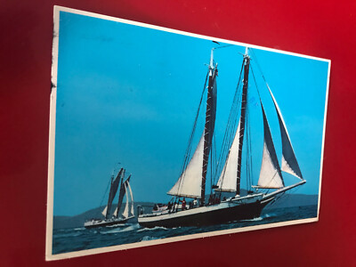 Windjammer unter vollem Segel vor der robusten Küste von Maine USA. Farbpostkarte
