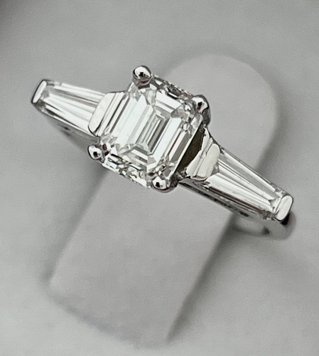 EMERALD CUT DIAMOND SOLITAIRE RING, 1.67 CARAT, GIA CERT, APPR. RET USD $10,200 - Picture 5 of 15