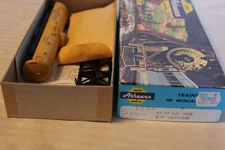 HO Scale Athearn, Single Dome Tank Car, Southern Pacific Yellow, #58577 - 1575